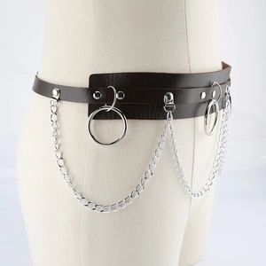 Detail eines dunkelbraunen Punk-Gürtels mit Silberringen und mehrlagigen Metallketten