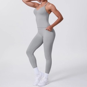 Detail von hellgrauem Yoga-Set mit V-Ausschnitt-Top und High-Waist-Leggings an Model