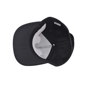 Détail de l'intérieur d'une casquette en coton avec doublure blanche et coutures nettes