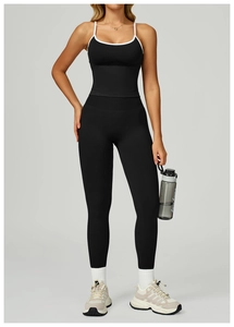 Détail de l'ensemble de yoga noir sans couture avec liseré contrasté et tissu respirant