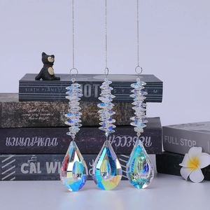Dettaglio di acchiappasole in cristallo K9 con pendenti iridescenti e perle sfaccettate