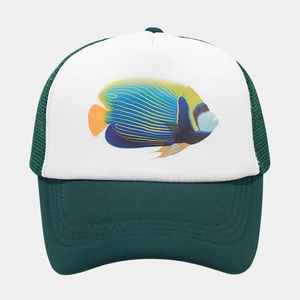 Detail der Tropenfisch-Grafik auf atmungsaktiver Trucker-Cap mit grünem Netzgewebe