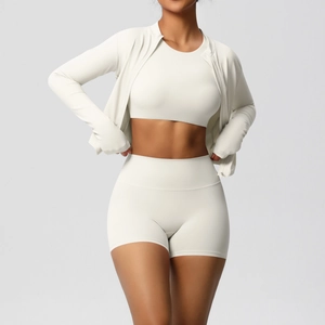 Vue détaillée d'un ensemble de yoga beige 3 pièces avec veste zippée et short moulant