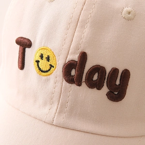 Detail der today Stickerei und des gelben Smileys auf der beigen Baseballkappe