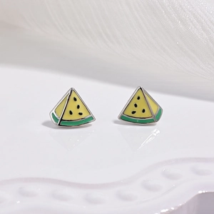 Détail des boucles d'oreilles pastèque en argent S925 avec finition émail colorée