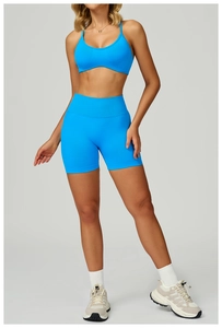 Détail de l'ensemble de yoga bleu vif avec soutien-gorge croisé et short de cyclisme taille haute