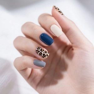 Unghie finte corte squadrate nei toni blu, grigio, bianco e design leopardato alla moda