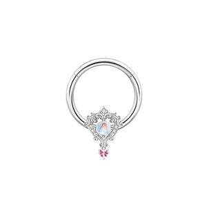 Dettaglio dell'anello da naso argento con opale bianco e ciondolo cuore in gemma rosa