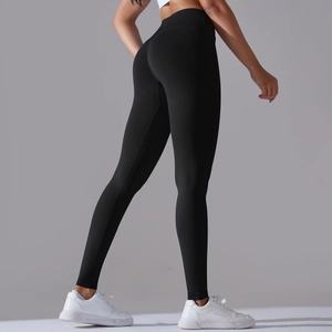 Vista posteriore dei leggings neri da yoga senza cuciture con effetto push-up
