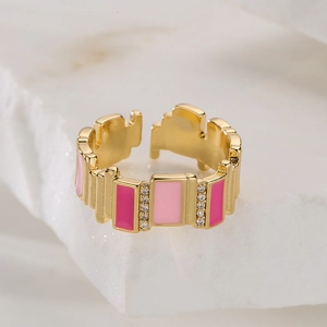 Gold-plated adjustable ring with pink enamel drip and sparkling zircon inlay