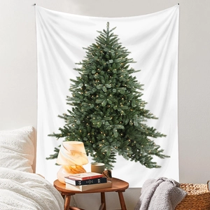 Dettaglio di un arazzo con albero di Natale ed effetti luce caldi per decoro a muro