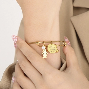 Bracelet ajustable en acier doré avec breloques de Noël, perle et petite clochette