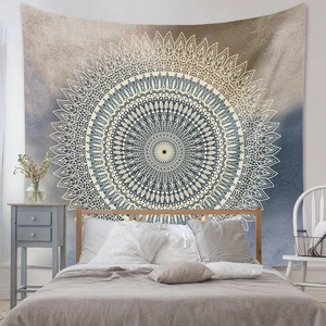 Vue détaillée d'une tapisserie mandala bohème avec des motifs en dégradé bleu et beige