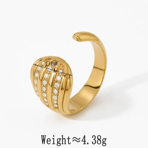 Détail de la bague dorée en forme d'éventail avec zircons blancs montrant la largeur