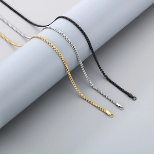 Detailopname van de Venetiaanse schakelkettingen in goud, zilver en zwarte edelstalen kleur