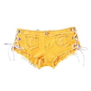 Dettaglio shorts in denim giallo con lacci laterali incrociati e orli sfrangiati