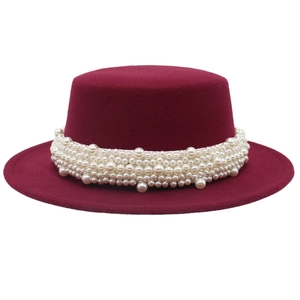 Chapeau canotier élégant en feutre de laine bordeaux avec ruban de perles blanches chic