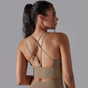 Détail des bretelles croisées et texture côtelée sur le soutien-gorge de sport