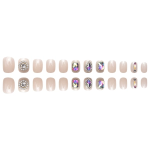 Faux ongles courts carrés rose nude avec des perles élégantes et strass colorés