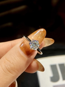 Klassischer 6-Krappen 2 Karat Moissanit Diamant Verlobungsring aus S925 Silber.