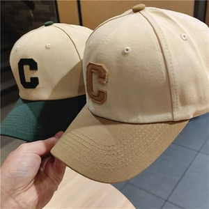 Close-up of C letter 3D embroidery on two-tone patchwork baseball caps with high quality fabric