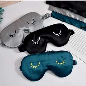 Doppelseitige Seiden-Schlafmaske mit Wimpern-Bestickung, weiche Schattierung gegen Augenmüdigkeit.
