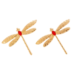 Détail de boucles d'oreilles libellule avec ailes dorées et pierres rouges