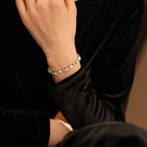 Gros plan du bracelet argenté ajustable avec cristaux clairs et incrustation blanche