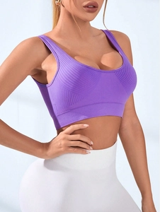 Dettaglio del reggiseno sportivo viola senza cuciture con trama a costine