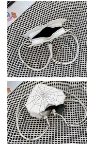 Détail du sac cœur toile d'araignée blanche montrant l'ouverture et la capacité interne
