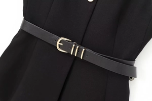 Gros plan sur la taille noire avec ceinture en cuir et boucle en métal doré poli