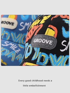 Détail de la casquette enfant graffiti en coton avec logo en caoutchouc et imprimés