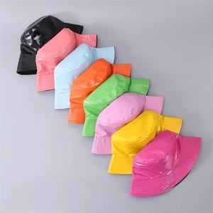 Macro di cappelli alla pescatora in pelle PU colorata con finitura lucida e cuciture