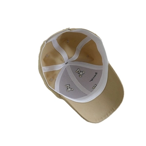 Vue intérieure de la casquette de baseball kaki avec broderie ours et doublure coton