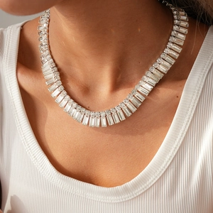 Dettaglio di una collana di lusso geometrica con cristalli a taglio baguette su modella