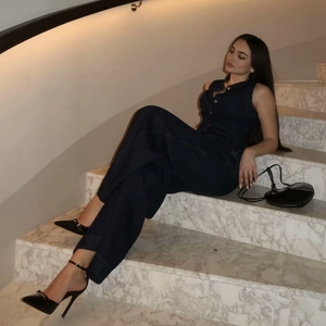 Ensemble mode pour femme avec haut court en jean sans manches et pantalon large à ceinture