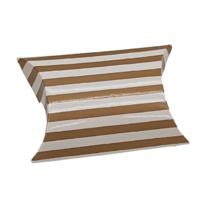 Nahaufnahme einer braun-weiß gestreiften kissenförmigen Kraftpapier-Geschenkbox auf weißem Grund