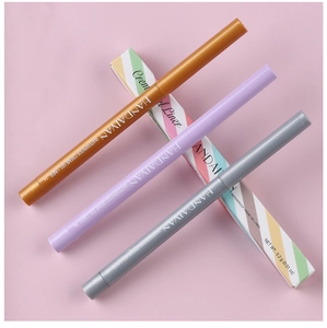 Detailopname van drie waterdichte gel-eyeliners in de kleuren goud lavendel en zilver