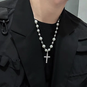 Collier chic avec pendentif croix en strass et perles blanches pour femmes