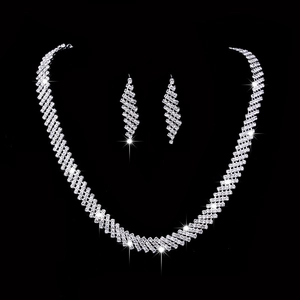 Set gioielli da sposa in argento con collana di cristallo e orecchini a frangia su nero