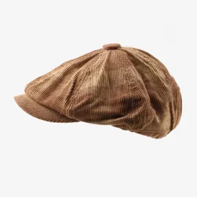 Gros plan détaillé d'une casquette gavroche en velours côtelé marron avec bouton