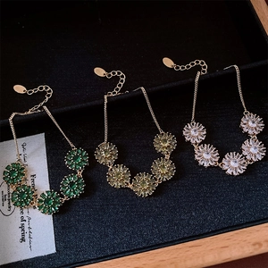 Vue détaillée de trois bracelets marguerites plaqués or 18 carats avec oxydes de zirconium