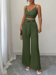Dettaglio del crop top verde militare con scollo a V e pantaloni a vita alta con volant