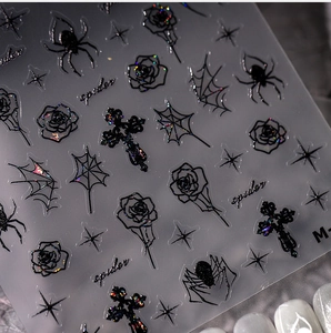 Detalle macro de pegatinas de uñas góticas de telaraña con purpurina holográfica y rosas