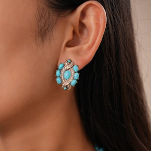 Vue détaillée des boucles d'oreilles bohèmes vintage avec pierres turquoise et strass brillants