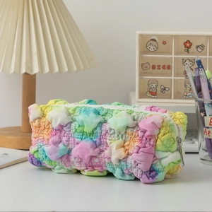 Detail van regenboogkleurig etui met bubbeltextuur en witte ritssluiting voor studenten