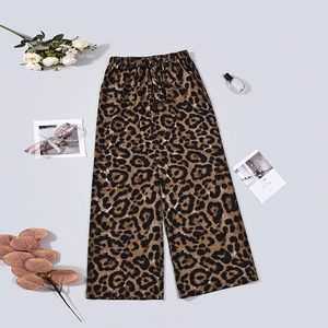 Vista piatta di pantaloni leopardati a gamba larga con coulisse e accessori moda