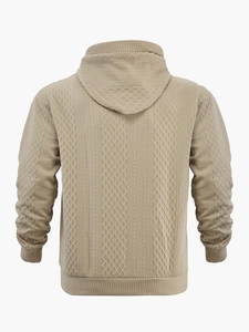 Detaillierte Nahaufnahme des beigen Herren-Hoodies mit geometrischem Jacquard-Strickmuster