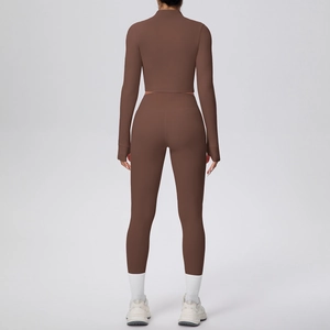 Détail d'un ensemble de yoga taille haute marron avec des trous pour les pouces et coupe