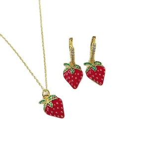 Süßes rotes Erdbeeren Schmuckset mit goldener Halskette und passenden Ohrringen auf Weiß